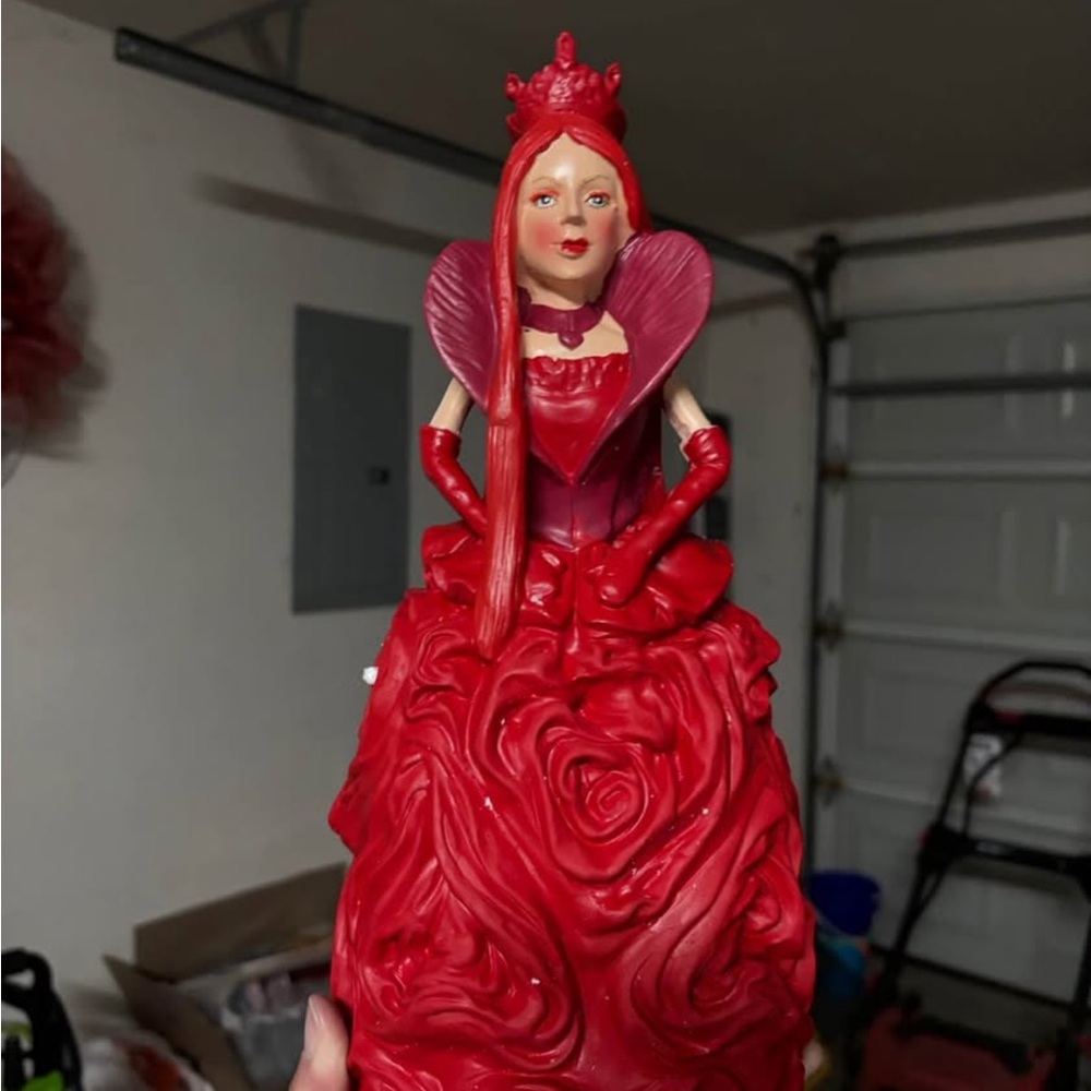 Red Queen & Chloe Figurines